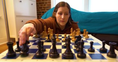 بطلة شطرنج ولكنها عمياء.. تعرف على قصة تفوقها فى اللعبة وسبب إصابتها بالعمى  
