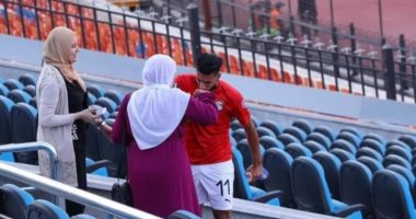 لاعب منتخب الشباب يذهب لوالدته فى المدرجات.. وهاشم يقبل قدم أمه "صور"