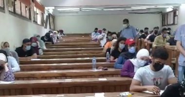 بالكمامة والتباعد.. طلاب آثار القاهرة يواصلون امتحانات نهاية العام الجامعى..لايف