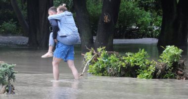 تماسيح وسيارات عائمة ومنازل غارقة.. فيضانات غير مسبوقة فى القرم الروسية