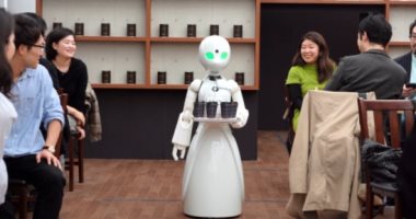 شباب يديرون مقهى من المنازل باستخدام روبوتات متطورة فى طوكيو.. صور