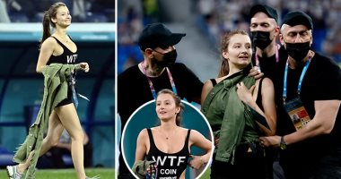يورو 2020.. فتاة تقتحم ملعب مباراة بلجيكا وفنلندا للترويج لعملة رقمية "صور"