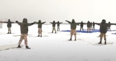 شرطيون هنود يمارسون رياضة اليوجا فى منطقة جبال الهيمالايا الثلجية.. فيديو