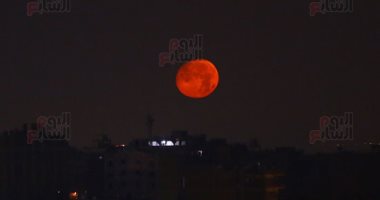 القمر القرمزى يزين سماء القاهرة فى ظاهرة فلكية فريدة.. صور
