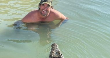 مذيع أسترالي يسبح مع تمساح بإحدى الإنهار.. اعرف قصته