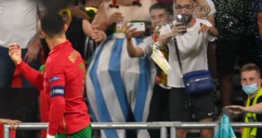 يورو 2020 .. الجماهير تلقى مشروبات غازية على رونالدو أثناء احتفاله "صور"