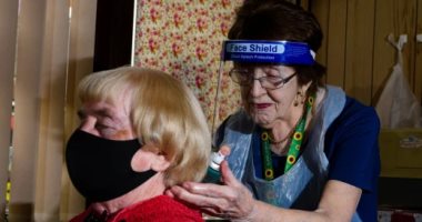 عمرها 91 عاما.. مصففة شعر فى بريطانيا تحتفل بمرور 65 عاما على تشغيل صالونها
