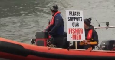 أيرلنديون يحتجون بالقوارب ضد قرارات بريطانيا المؤثرة على الصيد.. فيديو وصور