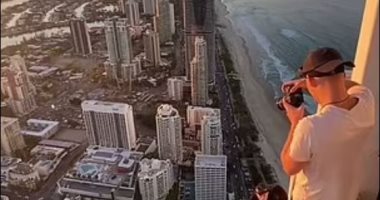 شباب يخاطرون بحياتهم للتصوير فوق المباني الشاهقة والشرطة تطاردهم في أستراليا..فيديو