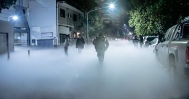سحابة بيضاء تغزو شوارع مدينة أرجنتينية نتيجة تسرب غاز الأكسجين.. صور