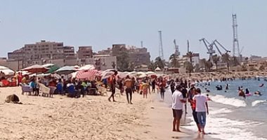 شاطئ بورفؤاد يستقبل المصطافين بالمجان للاستمتاع بالمياه الصافية.. صور
