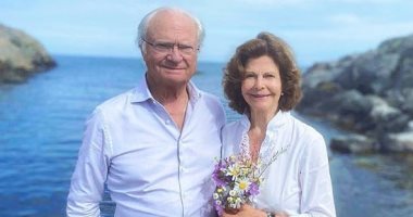 العائلة السويدية تستقبل عيد الصيف بصور من الطبيعية وأمام البحر