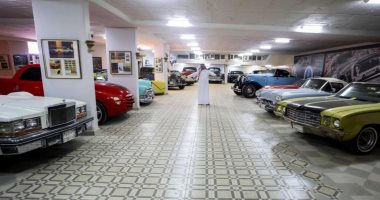 سعودى يحول "جراج" منزله لمتحف للسيارات القديمة.. اعرف الحكاية