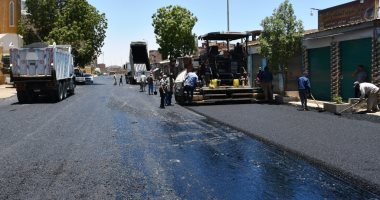 محافظ أسوان: رصف الطرق الداخلية بتكلفة 68 مليون جنيه.. فيديو وصور