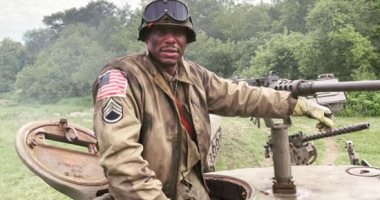 تيريس جيبسون "رقيب" في Come Out Fighting عن الحرب العالمية الثانية.. فيديو
