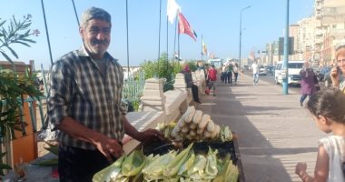 45 عاما على الكورنيش لإسعاد الزوار.. حكاية أقدم بائع ذرة بالإسكندرية (فيديو وصور)