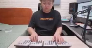 طالب صيني يحول الآلات الحاسبة إلى بيانو يعزف موسيقى مبتكرة ومميزة .. فيديو