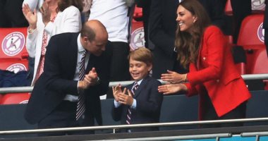 الأمير وليام وزوجته كيت وابنهما جورج ببدلته الأنيقة يحتفلون بهدف "كين".. فيديو
