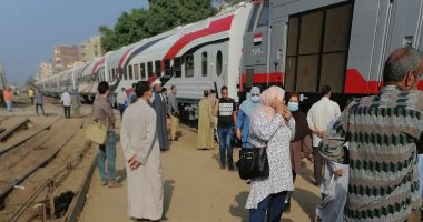 مصدر بالسكة الحديد: جارى رفع قطار على خط القاهرة - طنطا بعد خروجه عن القضبان