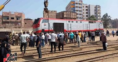 رفع قطار طنطا - القاهرة بعد خروجه عن القضبان بمحطة منوف.. لايف وصور