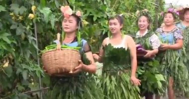 بروح الطبيعة.. مزارعات ترتدين فساتين من أوراق الخضروات لترويج منتجاتهم "فيديو"