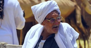 حكاية 76 عاما من حكم الحياة مع الحاج "عبد اللاه" أقدم عامل بسوق الجمال.. فيديو