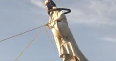 متظاهرون يسقطون تمثال كريستوفر كولومبوس بمدينة شمال كولومبيا.. فيديو