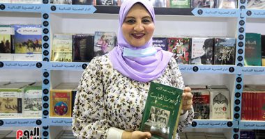زينب عبد اللاه مع كتابها "فى بيوت الحبايب.. الأبناء يفتحون خزائن الأسرار" بمعرض الكتاب