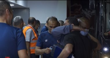 بالأحضان.. أحمد فتحى يستقبل موسيمانى وعبد الحفيظ قبل مباراة الأهلى وبيراميدز