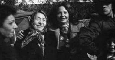 شادية فى صورة نادرة مع والدتها وأبناء أشقائها من السبعينيات
