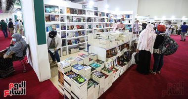 تعرف على الكتب والروايات الأكثر مبيعا بدور النشر المصرية فى معرض الكتاب