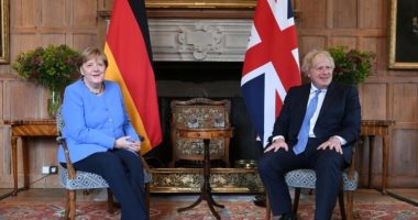رئيس وزراء بريطانيا وإنجيلا ميركل يناقشان قواعد السفر بين البلدين فى اجتماع ثنائى