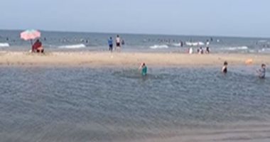 إقبال المصطافين على شواطئ رأس البر هربا من حرارة الجو.. فيديو