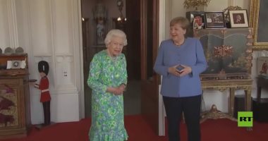ملكة بريطانيا إليزابيث الثانية تستقبل المستشارة الألمانية أنجيلا ميركل.. فيديو