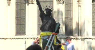 وصول تمثال الحرية الصغير إلى نيويورك بعد رحلته عبر المحيط الأطلسى.. صور