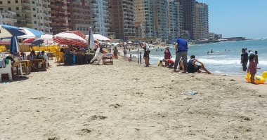 الأهالى يهربون من الحر.. إقبال كبير على الشواطئ المجانية بالإسكندرية.. لايف
