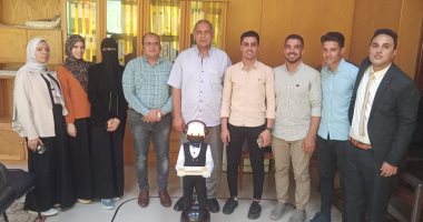 الروبوت زيكو.. مشروع تخرج بكفر الشيخ يقدم الطعام والمشروبات بالمطاعم.. لايف