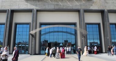 توافد الجمهور على أبواب معرض القاهرة الدولى للكتاب فى يومه الثامن