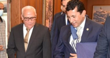 محافظ بورسعيد يستقبل وزير الشباب لوضع حجر أساس استاد المصرى الجديد.. صور