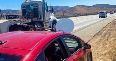 توقيف شخص يقود سيارة مثبت عليها طبق صناعى لستارلينك فى كاليفورنيا