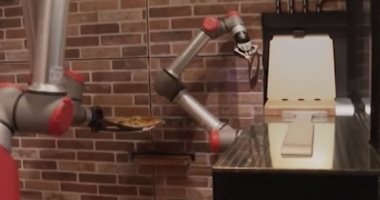 الروبوتات تقتحم عالم البيتزا .. من إعدادها حتى تقطيعها وتغليفها .. فيديو
