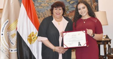 وزيرة الثقافة تلتقى المصرية مريم طاحون أصغر مغنية فى أوبرا فيينا