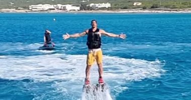زلاتان إبراهيموفيتش يخطف الأنظار بالطيران من داخل الماء.. فيديو