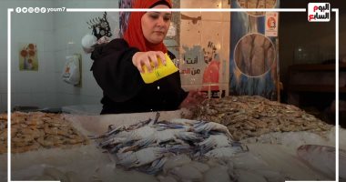 أمانى تركت الوظيفة وأصبحت أشهر "معلمة" فى سوق السمك ببورسعيد.. فيديو