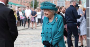 الملكة إليزابيث أنيقة فى معطف وقبعة متناسقين باللون الأزرق.. صور