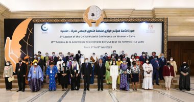 الرئيس السيسي يلتقط صورة تذكارية مع ممثلى الدول الأعضاء بالتعاون الإسلامى