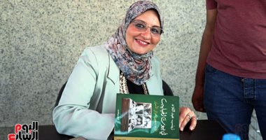 زينب عبد اللاه توقع كتابها "فى بيوت الحبايب" فى معرض الكتاب.. صور
