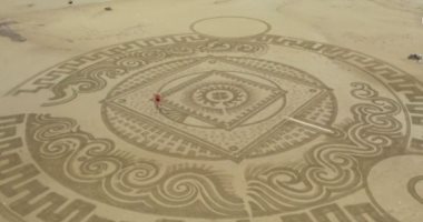 فنان كرواتى يُبدع فى رسم لوحات بالرمال على شواطئ البحار منذ 7 سنوات.. صور