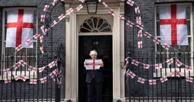نهائي يورو 2020.. بوريس جونسون يزين منزله بأعلام إنجلترا قبل موقعة إيطاليا