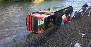 إصابة 17 تلميذا بعد خروج قطار ركاب عن مساره وسقوط إحدى عرباته فى نهر بالنمسا
